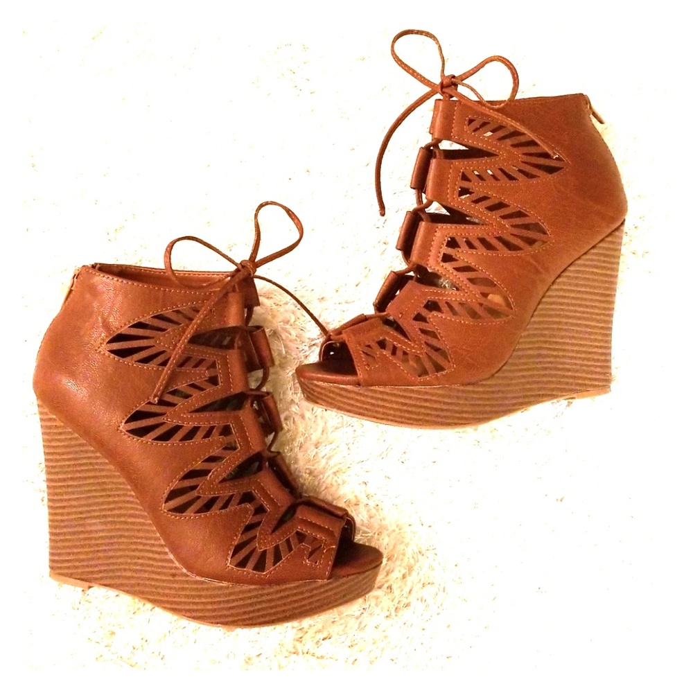 Dollhouse faux leather wedges
